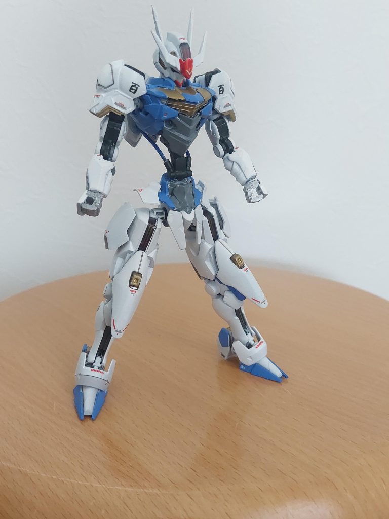 第二形態。肩と膝下に装甲が追加されます。少しマッシブな印象に変わりました。