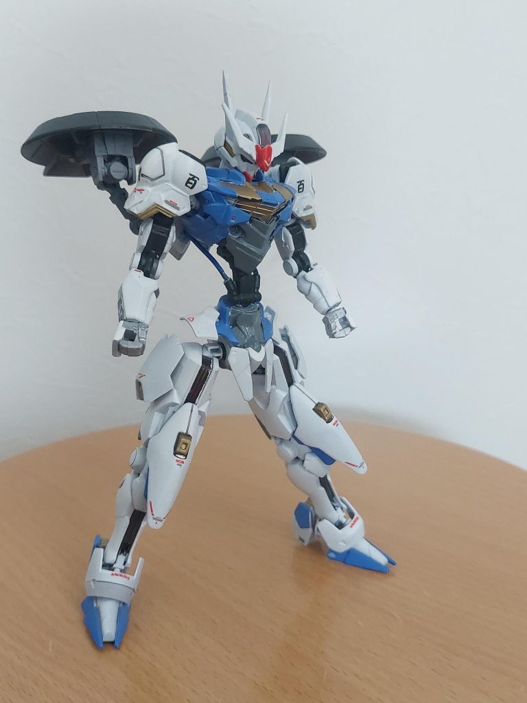 第三形態。バックパックに姿勢制御を兼ねた、可動式のシールドが追加されます。