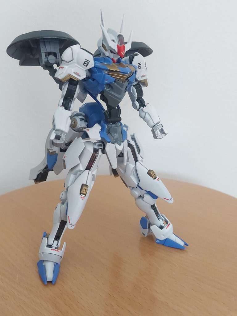 第四形態。腰部にフライトユニットが追加され、若干の重火力さが出ます。これが最終形態となります。