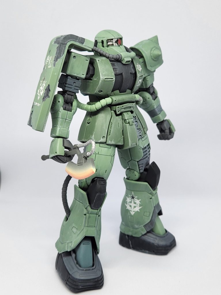 塗装に関しては、フレームの露出部分は筆塗りでヒートホーク、モノアイレールはエアブラシで塗装!本体にウェザリングカラーのダークグリーンでフィルタリングし、ガイアカラーのエナメルのホワイトを使用してウォッシングしています!