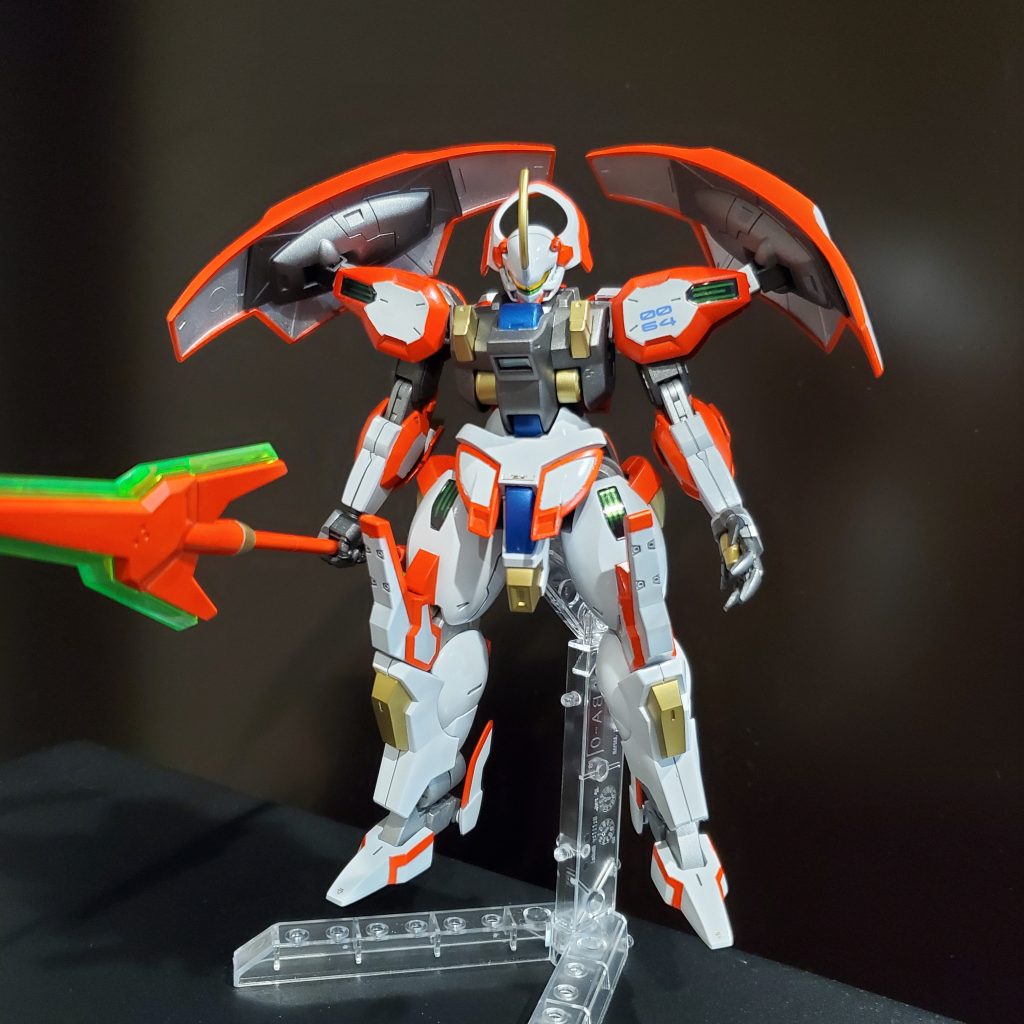 ほとんど形はいじってません。なので、大きな顔にも変形はしません。正面では上腕にプラ板で厚みを持たせたのと、手をギラーガにしたくらいです。あとはスーパーグランゾートに寄せるためにいろんなところにスジボリを追加するのが大変でしたー