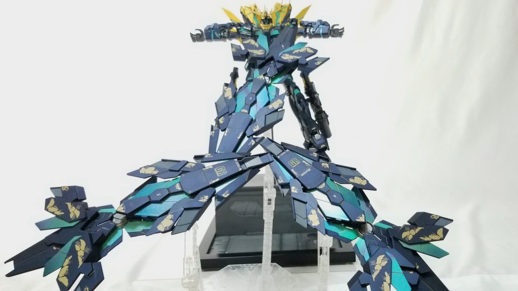 シールドファンネルたぶん単機でグリプス2のレーザーを止められます。ノルンは北欧神話の運命を司る3女神を示すとのことで、アームドアーマーDEを3基装備しています。それぞれ、｢ウルズ｣ ｢ヴェルザンディ｣ ｢スクルド｣です。 