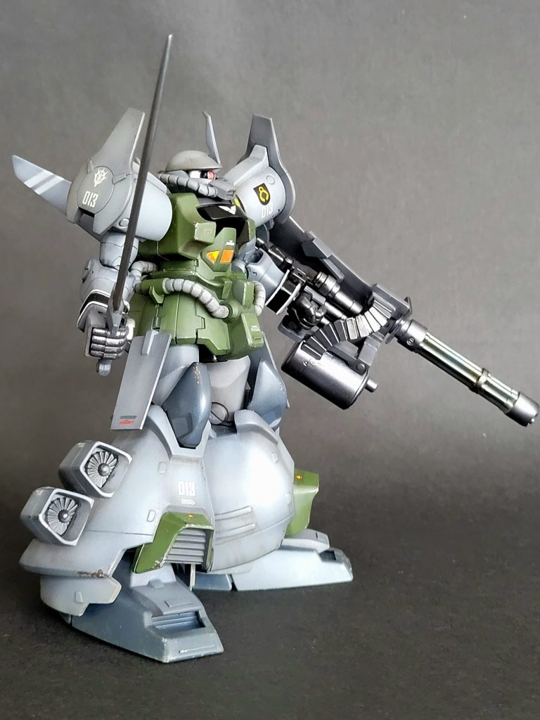 改造はモノアイの可動のみでほぼ無し。袖に、プラ棒でエングレービングを表現。