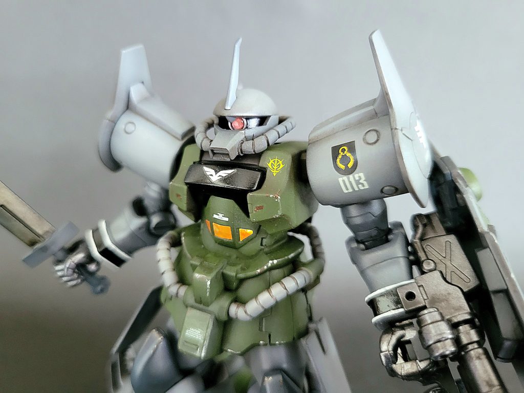 エナメルのシルバー、ブラウンで抑え気味にチッピング。