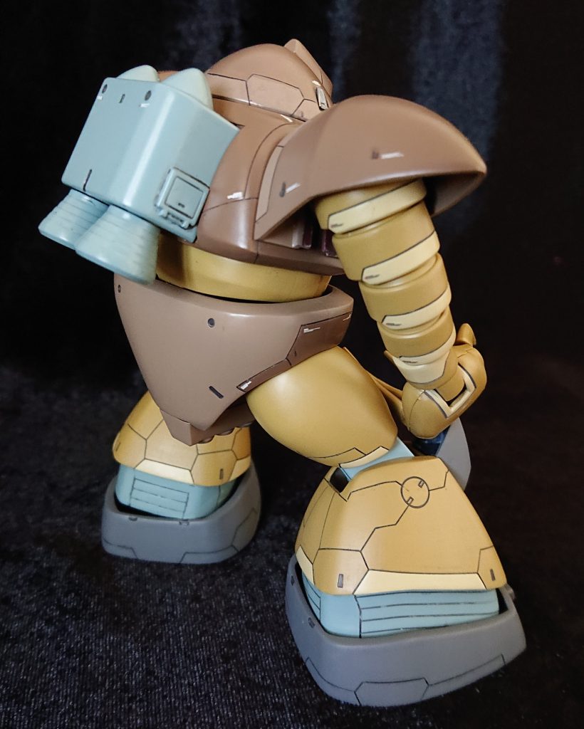 猫背的な感じ。