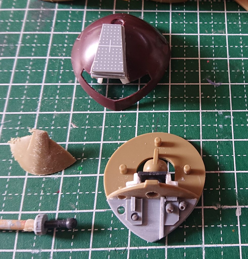 モノアイはカットして切り抜きプラ板などでペタペタ、モノアイが動くようにフレキシブルジョイントで(行き当たりばったりなものですから、モノアイが大きくてあまり動きません😅)。そして、とさかを肥大化😤