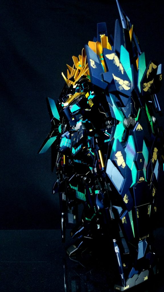 サイコフレームは蛍光グリーンを使用しているため、UVLEDで発光します。