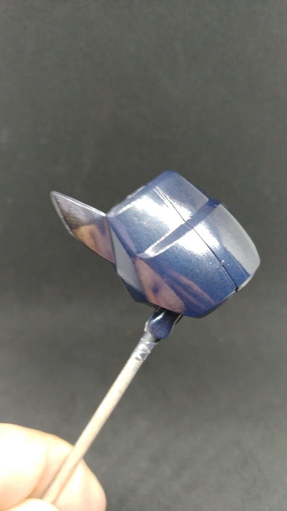 今回は調色も【Gメッキシルバー×Gブラック】、【Gメッキシルバー×Gブラック×Gブルー】の2色をメインでガンダムマーカーも【Gメッキシルバー×ニューホワイト】にクリアー光沢でパール調の塗装が出来るみたいでしたので、そのブラック調色でブラックパールっぽくクリアー光沢無しでも結構なツルピカ黒光り具合