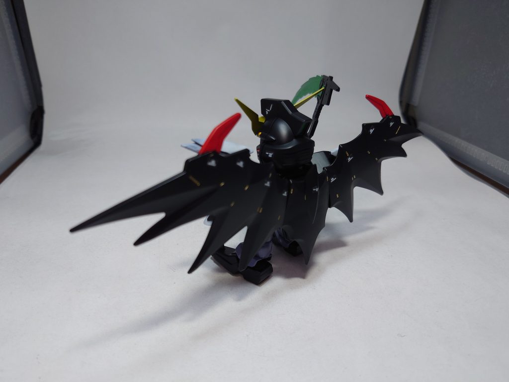 真っ黒だけではあまりに味気なかったんで余ってるシールをちょこちょこ貼ってアクセントにしてみました