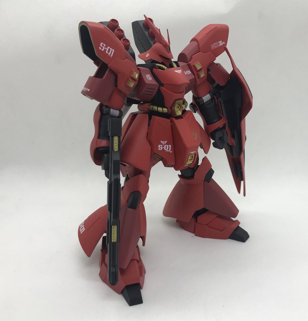 デカールはRGサザビーのモノを使ってます。他の人のサザビーの作例をいくつか参考にさせていただきました。あまりデカールが煩くならないように、数は絞って貼りました。