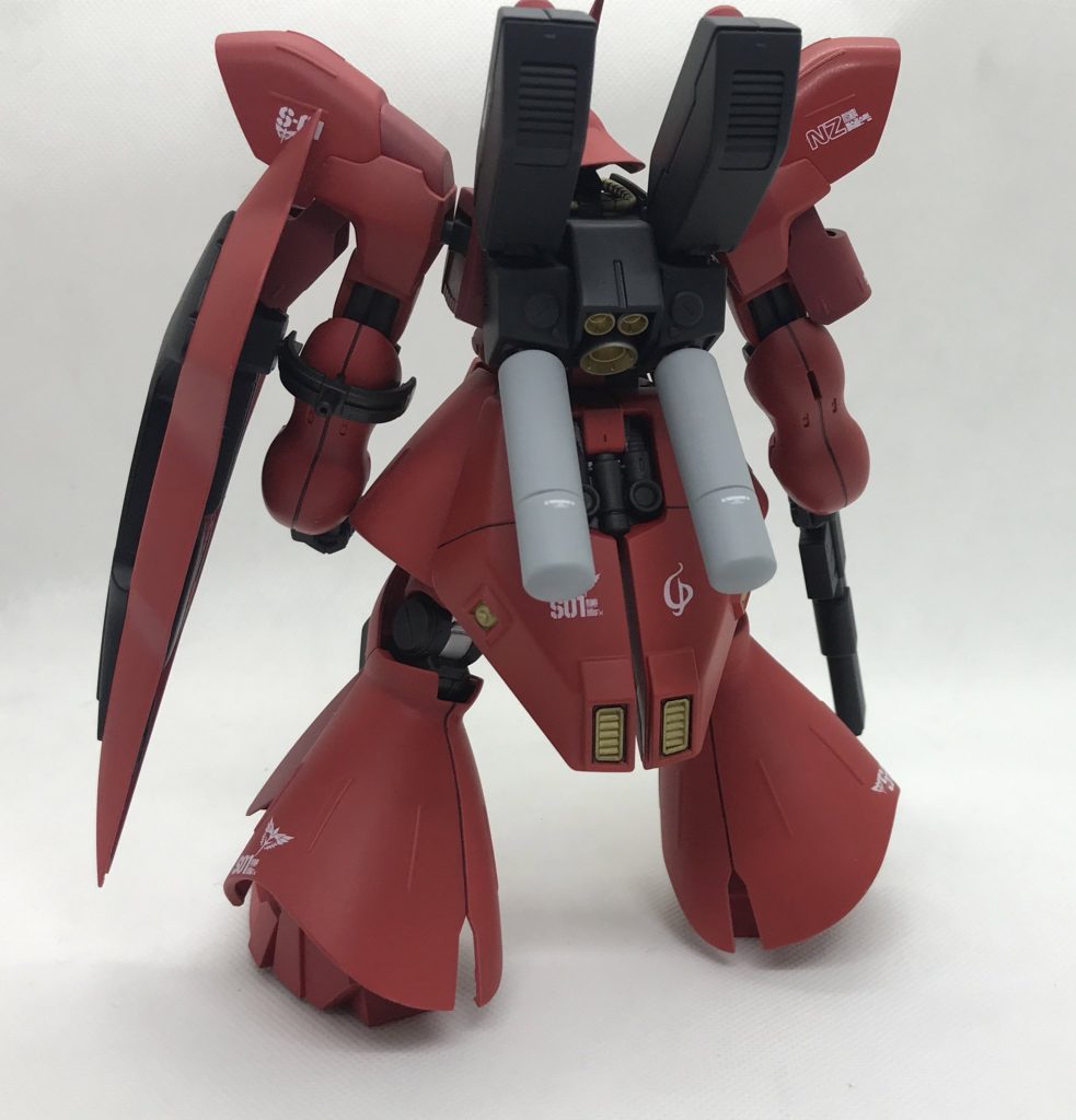 背面。元のプロペラントタンクの色が黒なんですが、それだとバックパックとの色合いでメリハリがつかないので、思い切ってグレーに。またバーニアも元の色が黒でバックパックと同化していたので、外側をシルバー、内側をゴールドで塗装しました。んで結局他の箇所のバーニアも全部同じように塗装。