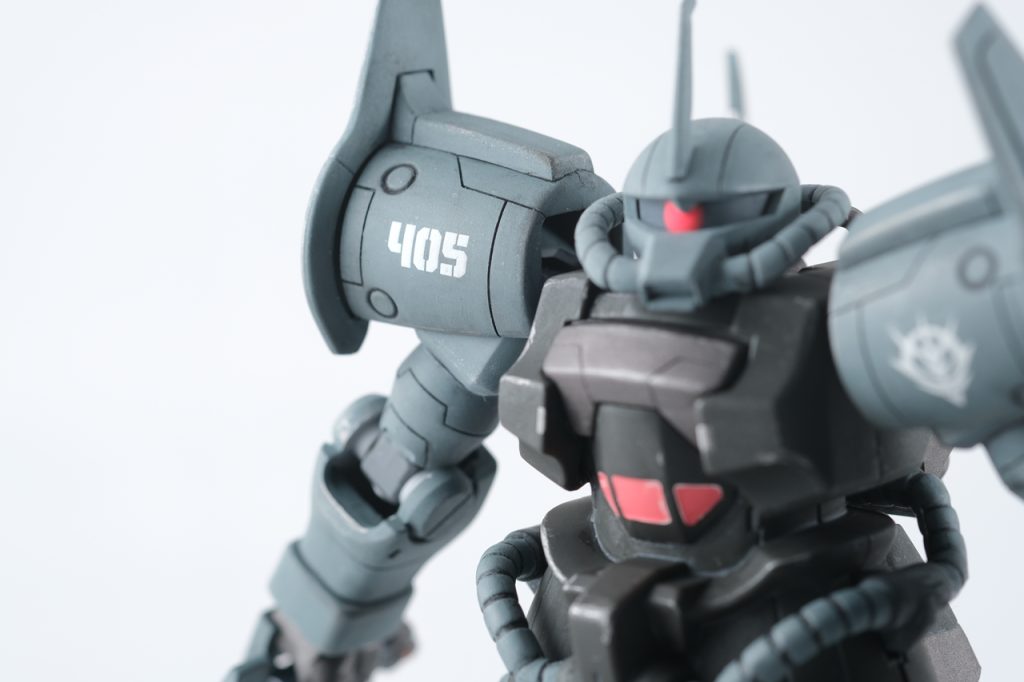 肩当ては丸いラインがもともと入っていて、追加でこんなふうにスジボリしました。デカール貼る場所も考えてデザインしないとね。「405」はアシタのデカールです。かっこいい書体です。