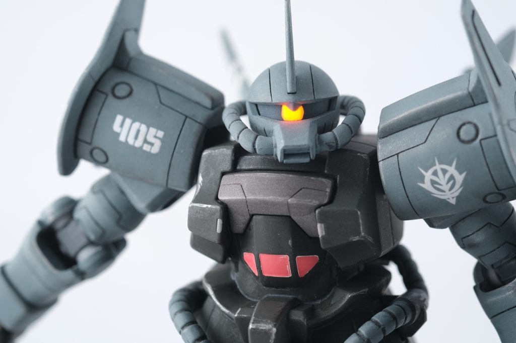 目は蛍光ピンクで塗ってあります。ブラックライトを当てるとこんなふうに光ります。おなかの搭乗席がクリアーパーツではないので、赤く塗りました。頭や胸もかるくスジボリしてます。