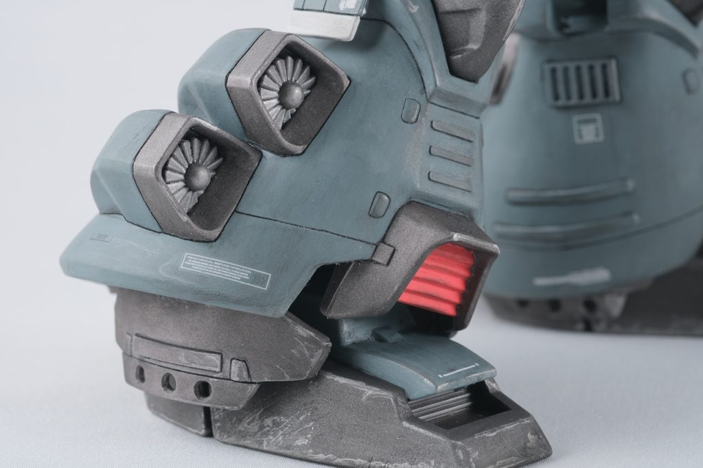 足写真。出っ張った大きなプロペラあたりも別パーツではないので、周囲をスジボリ。出っ張っていようが容赦なく合わせ目が縦断してて、段差もできたりして大変です。パテとか駆使して、なんとかなりました。つま先あたりも左右分割で段差ができるので、パテでならしてます。グフフライトタイプは平らな部分が多く、ウェザリングすることでのっぺりした印象をなくせると思います。