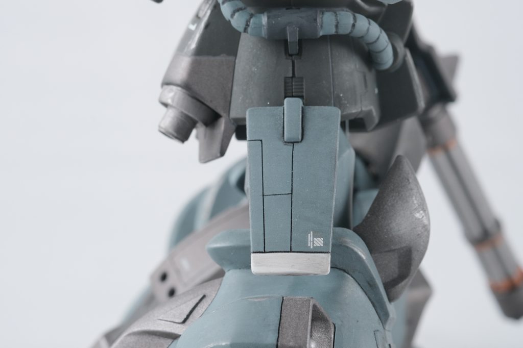 サイドスカートに付いた羽根。背中の羽根同様、安定板だそうです。何もない一枚板の状態から飛行機の翼のようにスジボリしました。