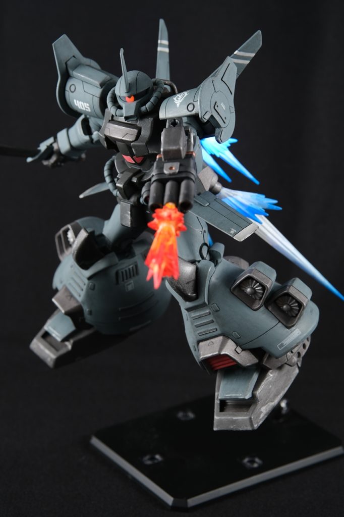 ポージング。3連装ガトリング砲にもエフェクト装着できるようになってます。腰が多少でも動いてくれればよかったんだけどね。そんな改造無理だよね。手も足もあまり上がらないし可動域は狭いんだけど、空を飛んでいるわけだし、まぁいっかという感じです。