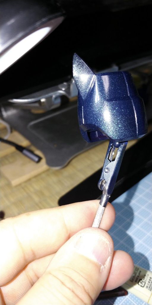 これに、ガンダムマーカー【クリアー光沢×ミラーネイルパウダー×ブルーのインク】をかなりいい感じです。本来はマーカークリアーでは無く、アクリルのクリアー光沢でパール調らしいですが、自分がまだ失敗が怖くてマーカーのクリアーにしたんですが、ネイルパウダーとブルーで兎に角良い感じでした😆🎶写真では全体的に白く斑点になってる様に写ってますが、ブルー系に煌めくネイルパウダーによるものです。写真ではいつもながら上手く出ませんが、これはガンダムマーカーとしての良い収穫でした。今回のガンダムマーカー【メッキシルバー×Ｇブラック×Ｇブルー】、【メッキシルバー×Ｇブラック】、ファントムグレー、【ヘビーガンメタリック×Ｇメタブルー×シャインシルバー】、メッキシルバー、【コスモスメタブルー×Ｇブラック×ロイヤルメタレッド】、ホワイトゴールド【クリアー光沢×ブルーインク×ミラーネイルパウダー】下地に水性ホビーカラー  ダークグレー[inﾏｰｶｰ]