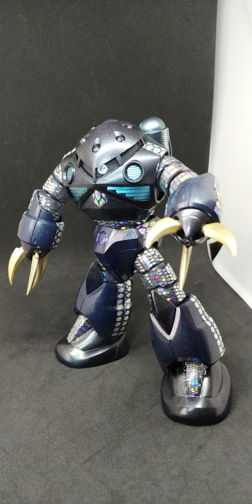 光でキラキラ✨です。最初やる前の想定は結構な全身鱗でしたが、最初に腕をやってみてやり過ぎるとちょっとどうかって気がして想定よりは減らしました。