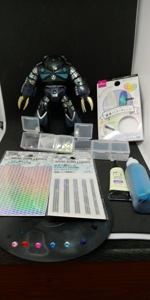 中央の100均にあったルアー用の鱗を見つけた時にやってみたくなり決行😁ついでに今回は他も100均関係で、定番関係ですけどね。手前はモノアイをどの色にしようかの候補