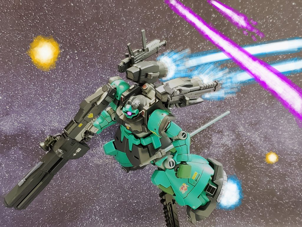 互いに相手の動きを先読みしているかのような正確な射撃💥にも関わらず両機とも回避し、ハイレベルな高機動戦闘が繰り広げられる~🎵エマァ・ダイスのリック・ドムIIは『ツイン・ビームバズーカ』と『高機動バーニアパック』により現地改修の強襲突貫型仕様となっている😊✨本来はバウアー中佐のゲルググMかギャレット少佐のゲルググJに取り付ける予定でアクシズ艦隊から贈られたが、バウアー、ギャレット両名の強い要望によりエマァ・ダイスの機体に装備されたのである😎✨