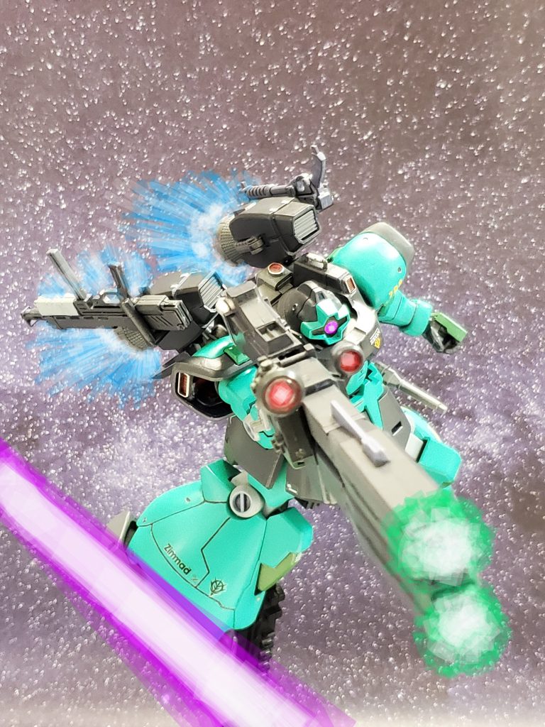 エマァ・ダイスは突破口を開くために、エンゲージゼロのビームライフルをギリギリでかわすと同時にツイン・ビームバズーカを放つ~✴️『ツイン・ビームバズーカ』は、一年戦争時のビームバズーカを改良した兵器❕アクシズの技術開発部により2連装化、次弾発射までのチャージタイムが大幅に改善され威力を下げれば連射も可能である👍✨