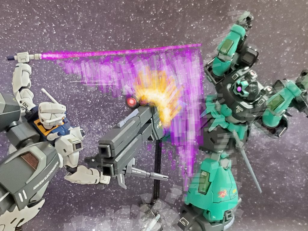 エンゲージゼロはビームサーベルを抜き、厄介なツイン・ビームバズーカを切り落とす💥しかし、エマァ・ダイスは展開を読み、ツイン・ビームバズーカを手放しブースター両サイドにマウントされている武器を素早く抜く…🔫✨