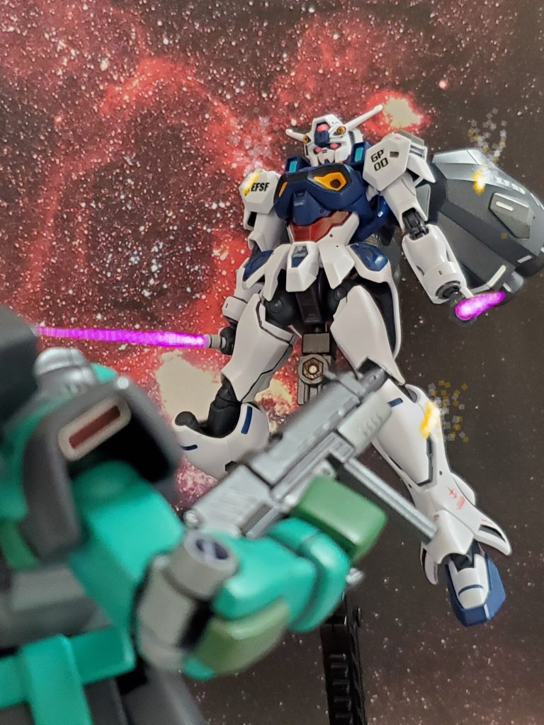 しかし❗エンゲージゼロの雰囲気が変わり、リック・ドムIIの足が止まる💦『白い悪魔👿』の逆鱗に触れたのか、はたまた何かのシステムが起動したのか…エンゲージゼロのツインアイと頭部センサーが妖しく赤く🟥光る…😱💦