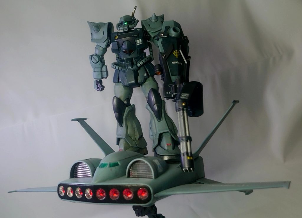 グフの標準装備、足に仕込んだネオジム磁石でドダイと合体します。