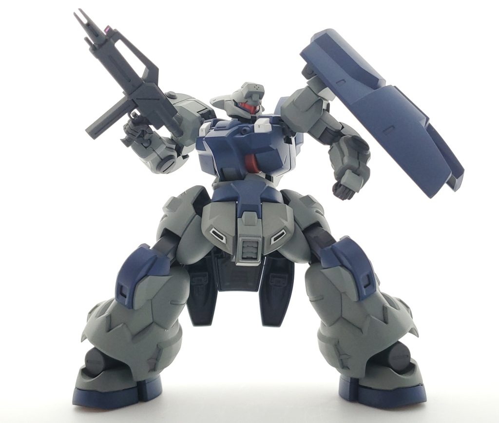 設定↓ディランザ・ソルの前に開発された機体。片側に付いているシールドが特徴でこれにはビームトーチも格納可能。ベース機のディランザよりも向上した防御力の高さが売りであったが、他企業MSの性能向上によりさらなる改修が必要になり、もう片方にもシールドが取り付けられ、ビームライフルも新型のものに変更したディランザ・ソルが開発された。さらに先に生産されていたディランザ・グスタフも後に同様の改修が施されていった。だが、AS.122時点で地球のベネリットグループ駐留部隊の中にも改修されなかったままの機体が配備されているところもあるという。