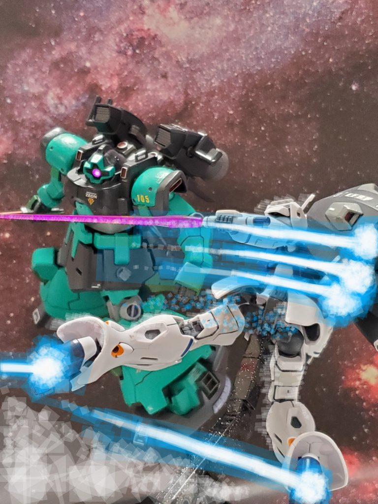 MSにこれ程までの速度が出るのか❔尋常ならざる機動性でさらに追い詰めてくるエンゲージゼロ😓💦しかし、エマァ・ダイスの目👀はエンゲージゼロの動きを捉えている❗…だが、リック・ドムIIの機動性はエマァ・ダイスの操作に遅れる😵そして、エンゲージゼロはリック・ドムIIの背後を奪う❕もはや絶対絶命~😢💦