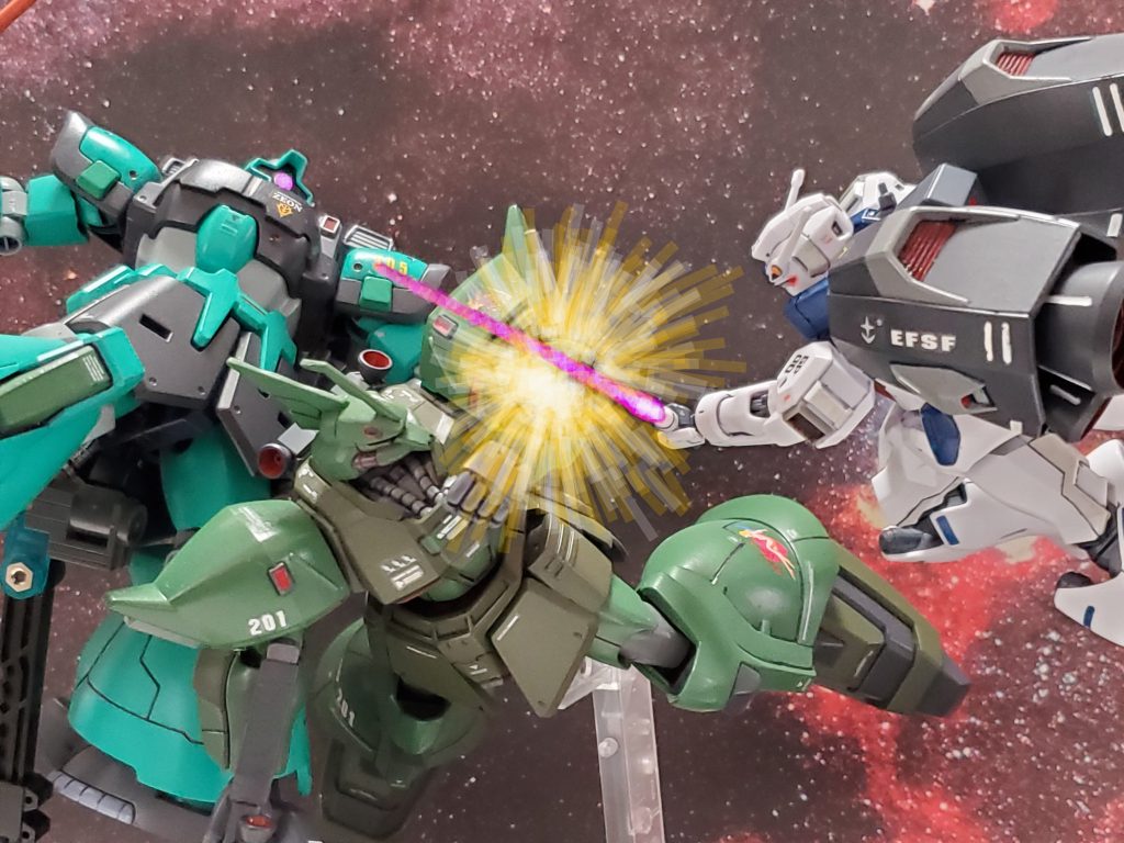 だが❗❗ギャレット少佐のゲルググJがリック・ドムIIをかばうように2機の間に…👀✴️エンゲージゼロのビームサーベルは狙いが逸れてゲルググJの左腕を破壊💥ギャレット少佐は体を張ってリック・ドムIIを守り、さらに一瞬ではあるがエンゲージゼロの動きを止めたのである👍✨