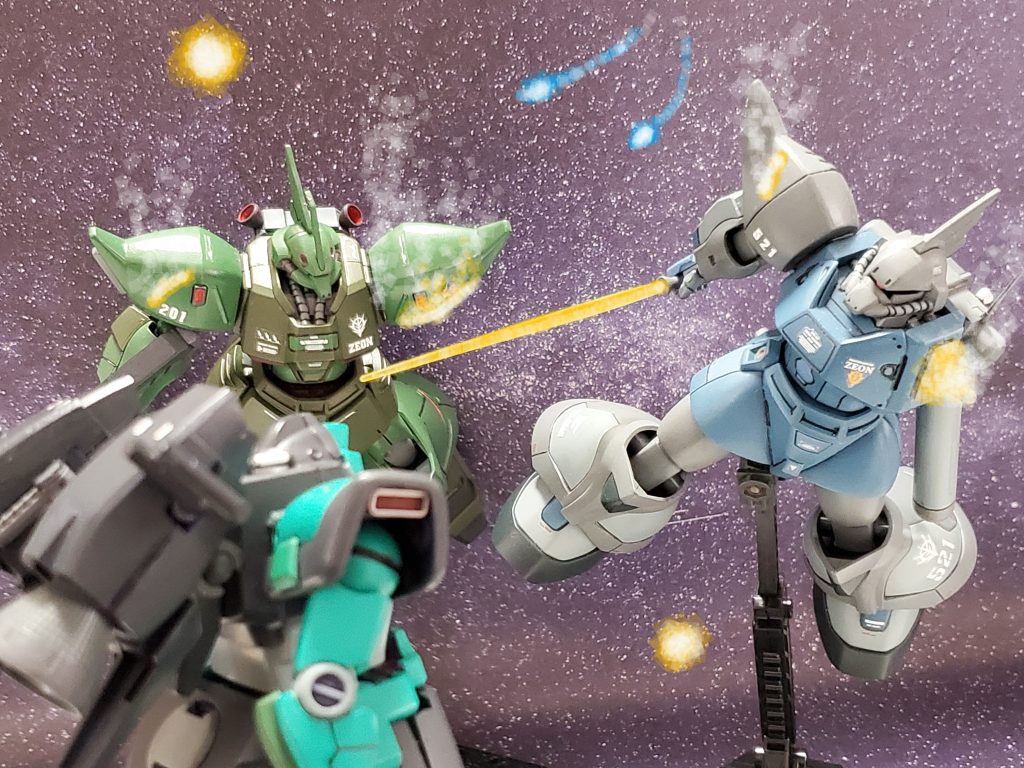 集結するジオン残存部隊❕損耗激しい『FairyHeart隊』の元にバウアー中佐も合流~😊ギャレット少佐のゲルググは左腕を失い中破💦バウアー中佐もまた、連邦エースパイロットと死闘を繰り広げ大きなダメージを受けていた😵そんな二人にガトー少佐より最後の通信が入り、残存兵のアクシズ艦隊への撤退を託される❗この宙域から全機がアクシズ艦隊までただ向かえば必ず連邦MS部隊に捕まり、ほとんどの兵士は助からない…😔💦ギャレットとバウアーはモニター📺️越しに相手を見つめ、お互いが同じ決断をしている事を悟る…✴️そして、キリー・ギャレットはエマァ・ダイスに命令を下す……『 ダイス少尉❗…現時点よりFairyHeart隊の隊長に任命します。現宙域の残存兵士を率い、全力でアクシズ艦隊に向かいなさい❕連邦の追撃部隊は私とバウアー中佐が引き受けます😔 』命令に反論しようとするが、機体の損傷が激しく撤退が難しい二人の機体❗そして現状を把握し軍人として成さねばならぬ事❕…そして二人の想いを感じとるエマァ・ダイス……😢✨エマァは震える声を押さえ込み、残存兵にアクシズ艦隊への撤退の号令をかける✨