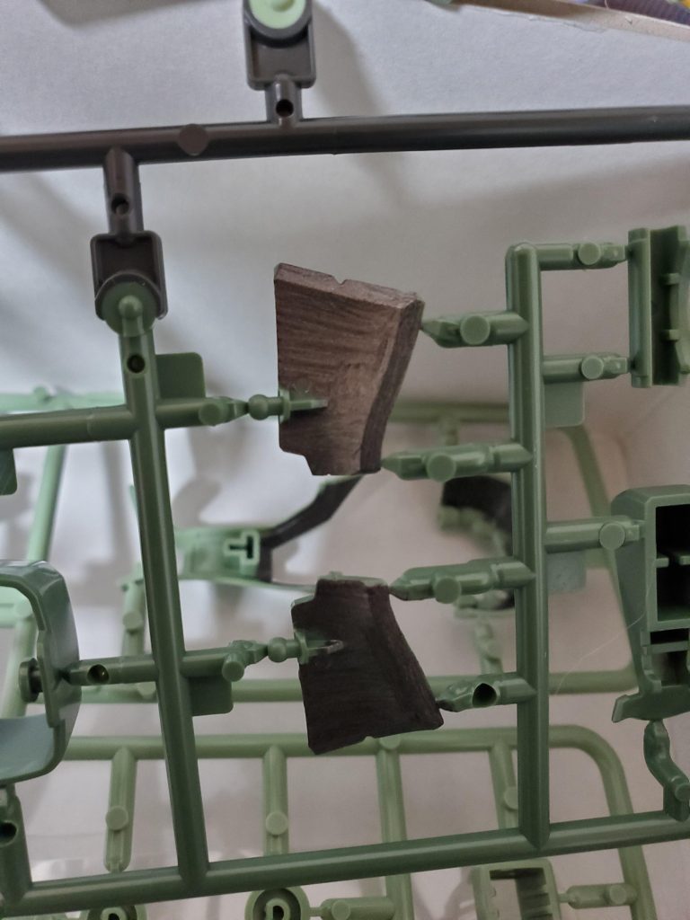 ディテールの追加等はせずに仮組みスカートやスパイクアーマーの裏側等、チラ見えしそうなところに焼鉄色を塗っておきました