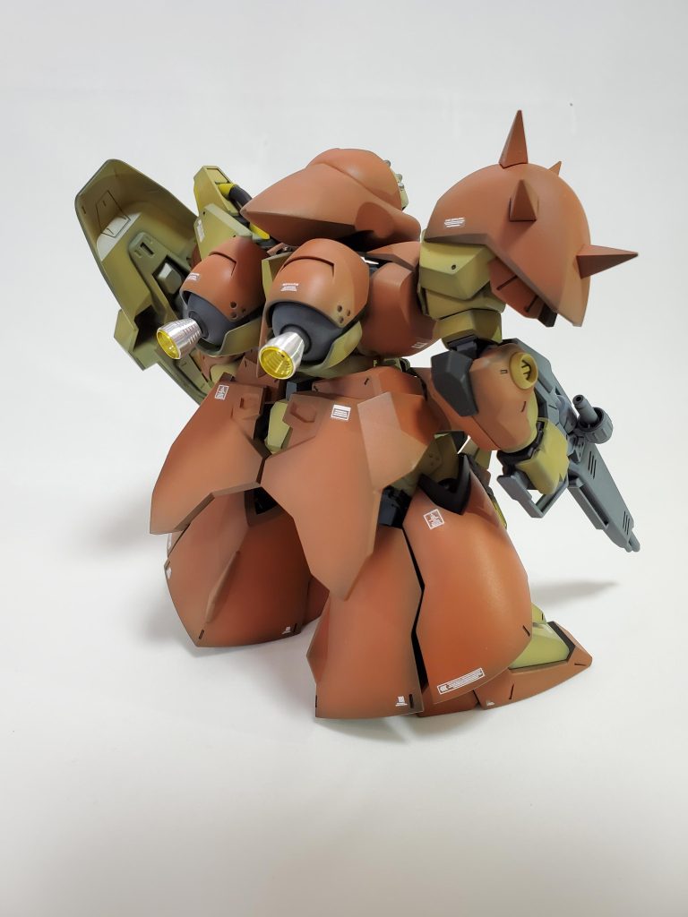 後ろから。今回は拳とバーニアを変更したのみで、ディティールは増やしてません。特に新規モールド彫込もせず、シンブルにしています。