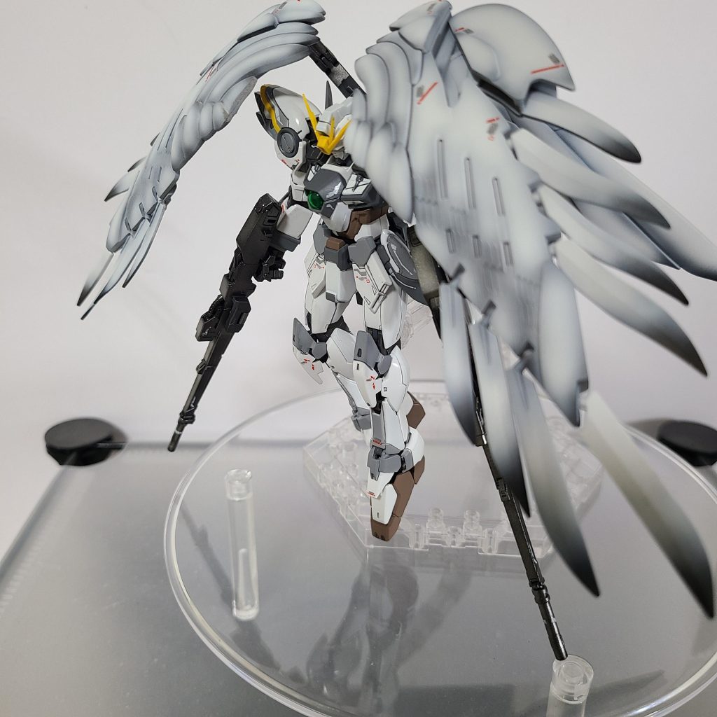 ウィングは濃いめのグラデーションでつや消し仕上げ