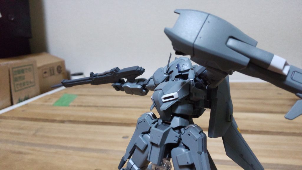 大きくシールドを構えるポーズも可能になりました設定通りならキットのままが正しいのかもしれませんが可動は多ければ多いほど良い人間なので...