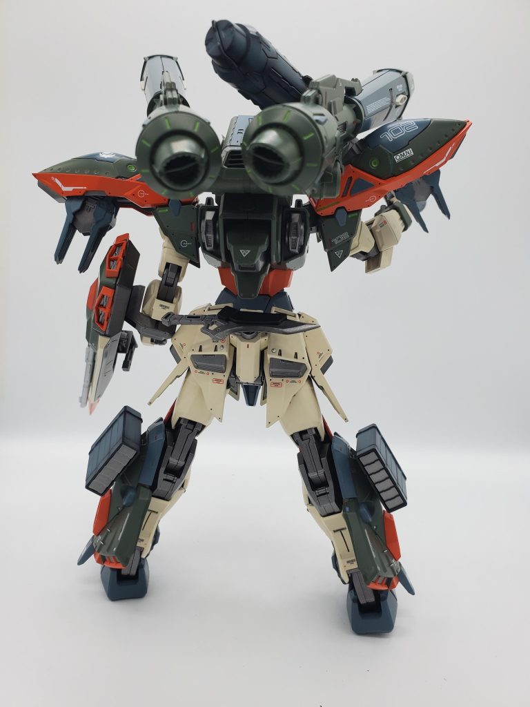 ミキシングパーツが集まらなかったので中途半端な作品になってしまいました。塗装技術も、撮影技術もなさ過ぎて、重厚感が全く出てないし、最終組み立てで関節死んで、やる気がなくなって、半年以上放置してました。