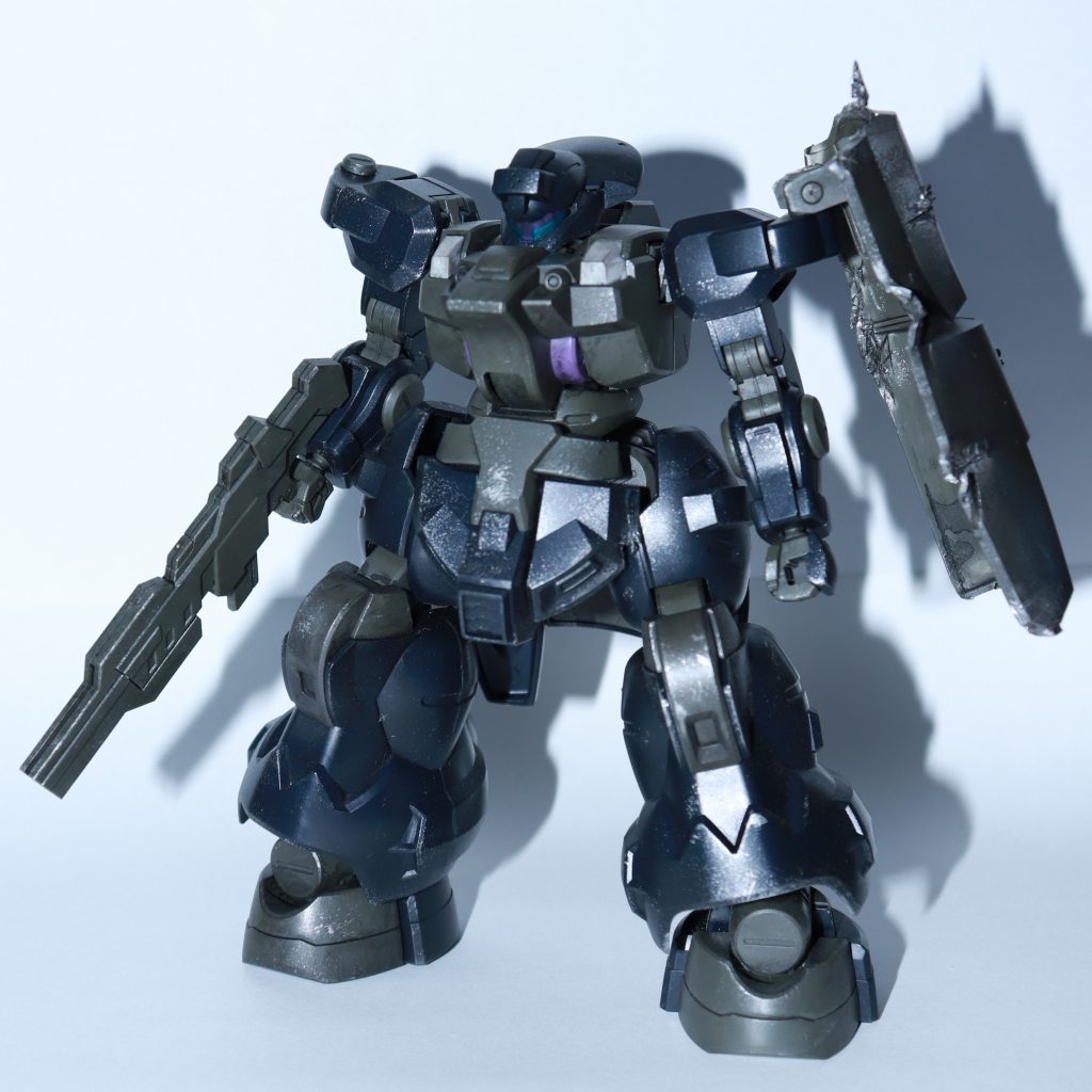 右肩のシールドとバックパックのミサイルランチャーをノーマルディランザのパーツに置き換えた上で, 墨入れとチッピング, ウェザリングマスターによるウェザリングを行いました。