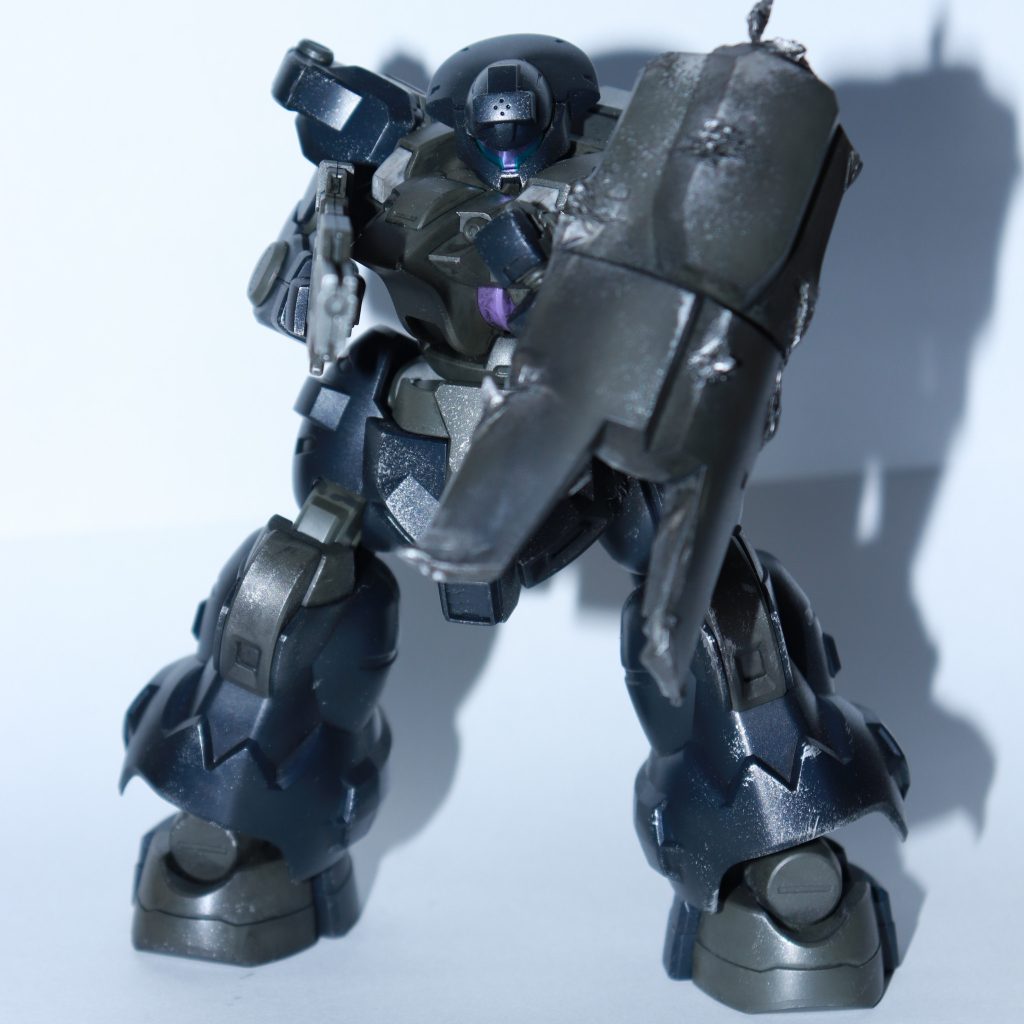 左肩にのみ装備したシールドはてきとうにダメージ表現をしています。ニッパーやナイフなどで傷付けた部分を中心にチッピングやウェザリングマスターで汚しを入れています。