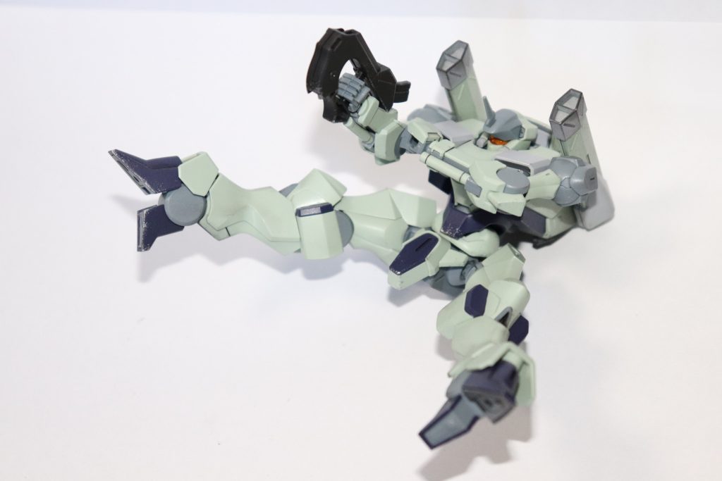 ワンポイント塗装を除くと前回のディランザソルとほぼ同じ仕上げ方をしていますが, 今回は学園内の決闘用ということでチッピングは控えめにして, スラスターまわりの煤汚れっぽい表現をメインで汚してみました。