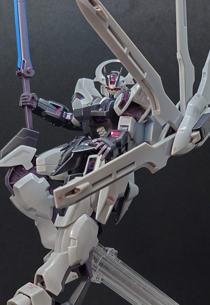 ランナー3枚とは思えないほどの色分けと可動性に感動しました。目だけは蛍光レッドに塗っています。できればパーメット系の赤は全部蛍光レッドに塗り分けたかったのですが、キャリバーン発売まで1週間しかない&梅雨時で塗装し辛かったため妥協しました(塗装環境は自宅玄関なので雨は大敵です)。