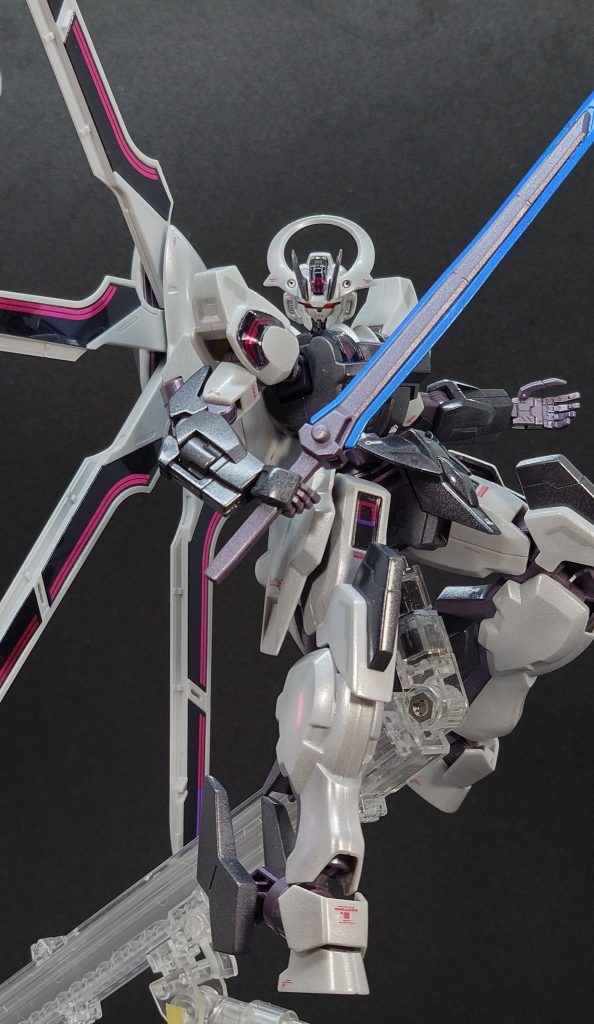 ビームサーベル?の刃は劇中と同じブルーにしました。