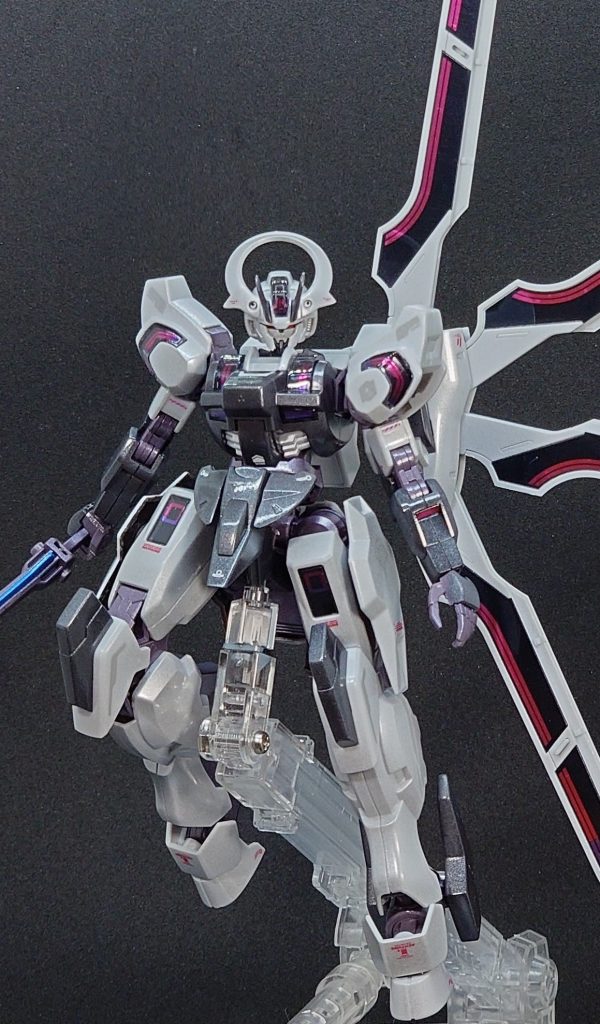 まず表面処理&プチ工作(バルカンや腕部実弾兵装の開口、シャープ化など)、全塗装(パール/メタリック)、デカール、光沢トップコートで完成です。デカールは公式の水星デカールからジェターク系と、ドイツ語系の赤のみ使用しています。