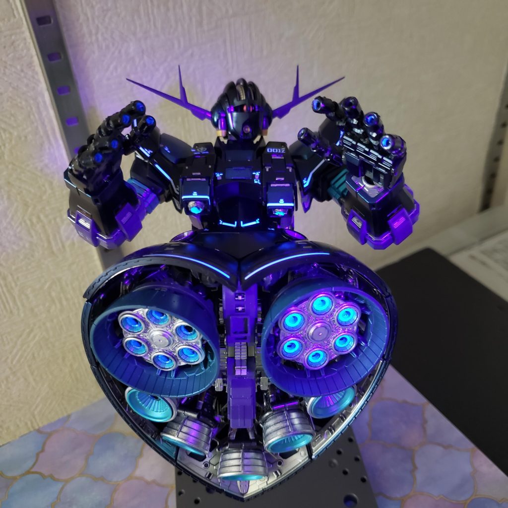 指砲、目、乳、バーニアを蛍光塗料で光る感じにしてテンション挙げ挙げだったけど、最後デカール(中国産)貼ったら、それも光ってちょっと光りすぎ。何事もバランスって難しい。