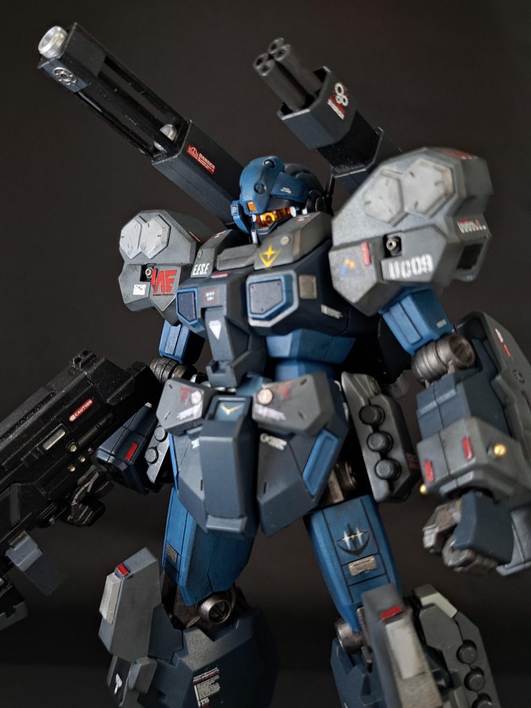 苦労したのはブルーのパーツ。先に作ったジェスタと色を合わせたつもりが、かなり異なった色の印象になってしまいました。そこで、ウェザリングカラーを使って、後から色味を調整。完全一致ではないもの、なんとか見られるレベルにできたかな、と。失敗が多いもので、小手先のリカバリーの知識や経験でなんとかやっています(笑)