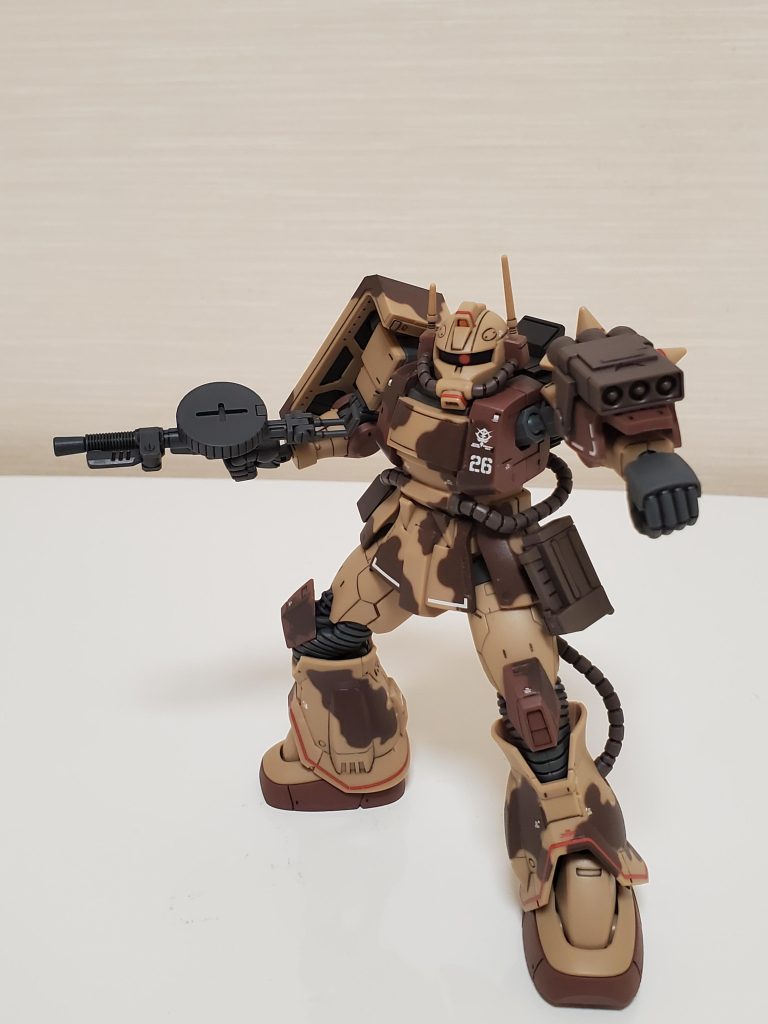 迷彩デカールは一部段差で抜けている部分(作例的に必要ないのですが…)や貼りミスした所をマホガニーで塗装しています。その時一瞬「塗装の方が速かったかもしれない」と思いましたが、この教訓はいつか作るであろう高機動型ザク地上用に活かされるかもしれません…。