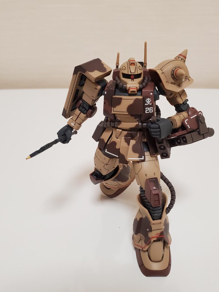 以前作ったアクトザクもそうでしたが、連動可動式のモノアイは少し厄介でした。スムーズに動かないので視線を決めるのに苦労しました。グリグリ頭を動かしてたら肩のデカールに傷が…そのうちリタッチしようと思います。