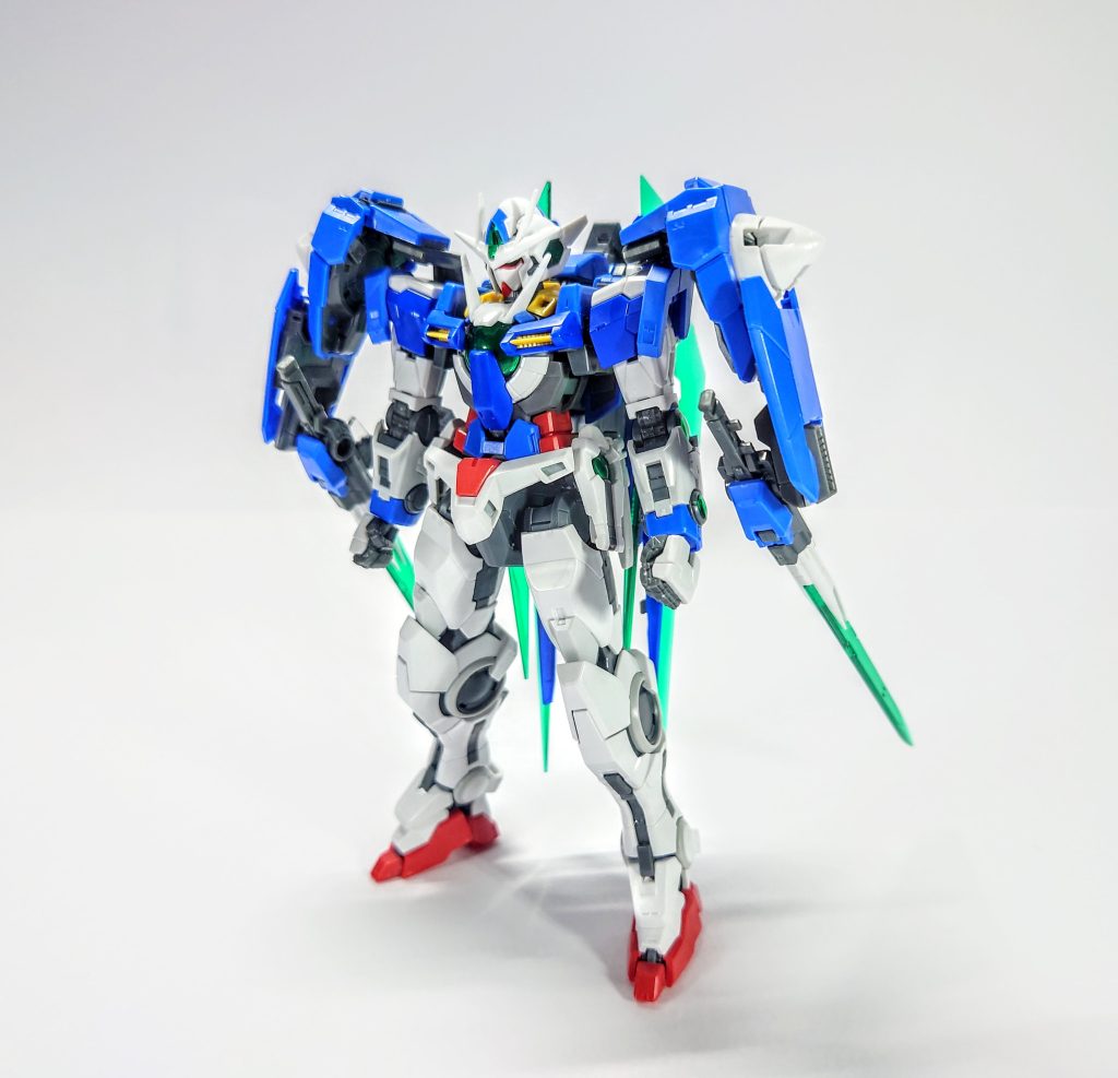 GNT-0010 ダブルオーエクスエクシアとダブルオーとクアンタをミキシングした機体。胴体と両肩とバインダーの計４基のGNドライヴを搭載してしまい、おそらく対話する気は一切ありません。過去作から、背面バインダーの接続部を磁石を使ってスマートにしたり、バックパックの形状を変更したり、腰の両サイドに武器をマウントしたくない問題を解決したり、足の装甲のミキシング・チリ合わせの見直しをしたりしています。完成度は上がったはず…