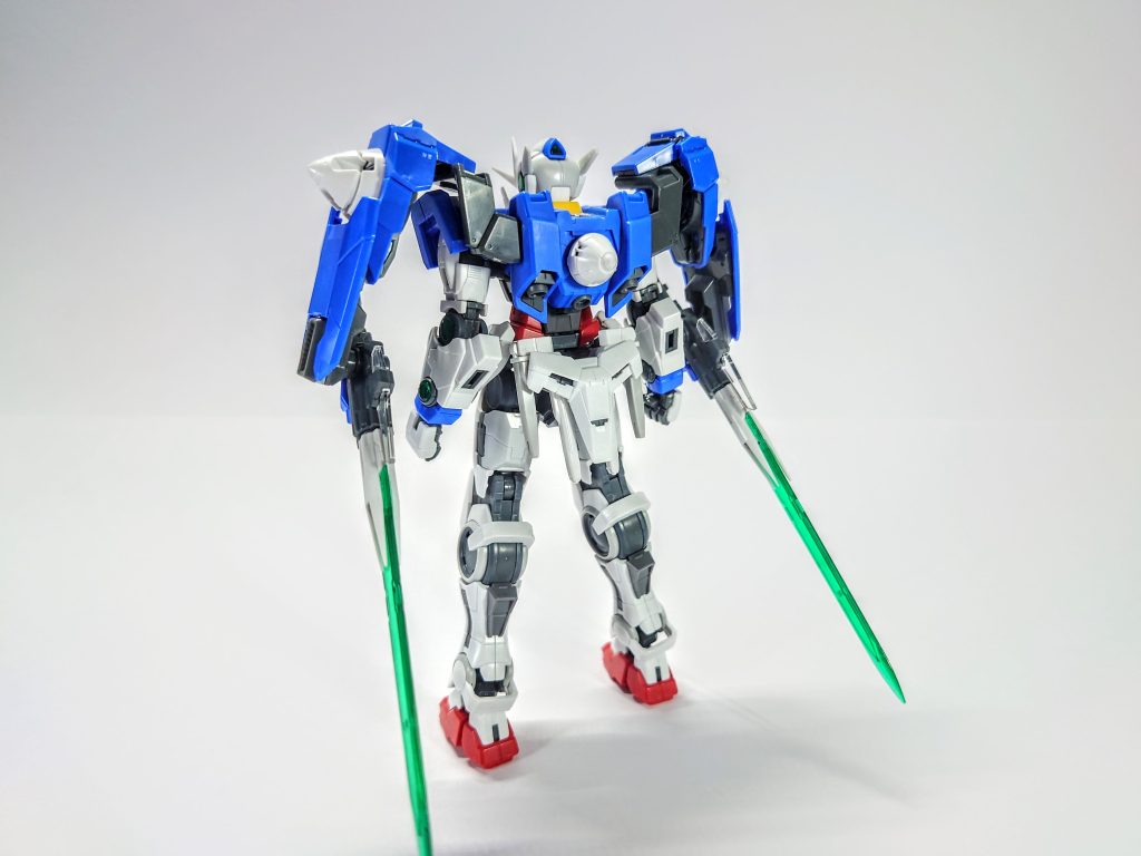 背面バインダーは外しても見れる姿に修正。アストレアⅡのプレイバリューに触発され、武装やGNドライヴの搭載形態を変えられるようにしています。