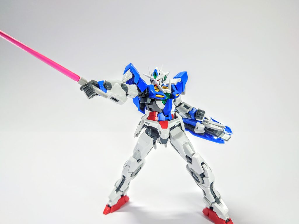 胴体のGNドライヴのみ残してエクシアっぽく。シールドも用意しました。ダブルオーのシールドは接続位置が気に入らなかったので、GNソードⅢの接続部を使っていい感じに。シールド装備時はビームサーベルが二本追加されます。